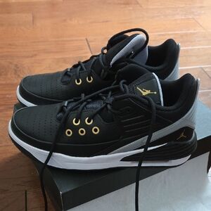 Jordan Men's Black and Gold Sneakers